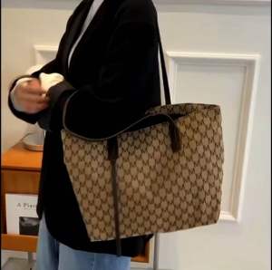 กระเป๋าTote bag ใบใหญ่ มีซิป ลายMสวยหรู K219