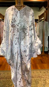 Rosa Kaftan by Dian Pelangi LIMITED EDITION Busana Muslim Baju Maxi Dress Gamis Abaya Gaun Outfit Casual Formal Pesta Kondangan Pernikahan Wanita Hijaber Cantik Anggun Modis Modern Elegan Mewah Model Korea Terbaru Motif Batik Abstrak Hand Made Kekinian