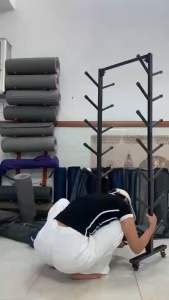 Kệ sắt dựng 2 tầng thảm tập yoga giá đựng thảm tập yoga có bán lăn ở chân đế có thể đi chuyển và xoay 360 độ. Bền chắc chắn Sơn tĩnh điện bóng đẹp. Loại xịn chuyên dụng cho phòng tập yoga