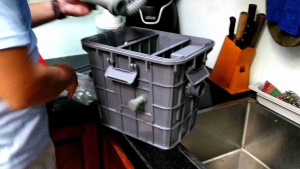 Bể tách dầu mỡ bằng nhựa PP. Chống tắc ống thoát nước cho gia đình quán ăn. Nắp có 4 khóa và roan cao su dung tích 25l