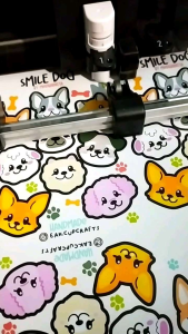 สต๊กเกอร์ handmade ลาย smile dog สติ๊กเกอรืกระดาษผิวมันเงา เหนียวติดทนนาน ไดคัท ออกป็นตัว ๆ (Kiss sticker) หมึกพิมพ์ แลสติ๊กเกอร์กระดาษกันน้ำ
