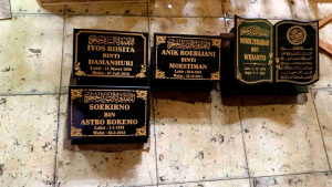 TUGU NISAN UKURAN 35X50 CM