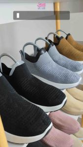 2024 Baru Wanita Sepatu Olahraga Rajutan Sepatu Wanita Bernapas Ringan Joging Sepatu Jangan Renda Sepatu Wanita dan Sekolah Slip On Hitam Polos - LVA38