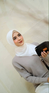 GFR - Mikha Glitter By Gabia Dompet wanita banyak sekat muat hp bahan Chocoly Glitter\\n\\n Apa itu GFR Mikha Glitter?\\n\\nGFR Mikha Glitter adalah dompet wanita yang dirancang dengan banyak sekat dan dapat menampung ponsel Anda. Terbuat dari bahan Chocoly Glitter yang memberikan tampilan unik dan menarik.\\n\\n Spesifikasi Produk\\n\\n- Ukuran: 18 x 9 cm\\n- Bahan: Chocoly Glitter\\n- Warna: Emas Glitter\\n- Kapasitas: Bisa menampung uang kertas, kartu, dan ponsel\\n\\n Keunggulan Produk\\n\\n- Banyak sekat yang memudahkan pengguna untuk menyimpan uang, kartu, dan ponsel dengan rapi\\n- Desain glitter yang menarik dan unik\\n- Bahan Chocoly Glitter yang tahan lama dan mudah dibersihkan\\n\\n Bagaimana Menggunakan Dompet GFR Mikha Glitter?\\n\\nGFR Mikha Glitter sangat mudah digunakan. Anda hanya perlu menyimpan uang, kartu, dan ponsel Anda di sekat-sekat yang tersedia. Untuk lebih jelasnya, berikut ini cara menggunakan dompet GFR Mikha Glitter:\\n\\n1. Buka dompet dan letakkan uang kertas di sekat khusus untuk uang kertas\\n2. Masukkan kartu Anda ke dalam sekat-sekat yang tersedia\\n3. Masukkan ponsel Anda ke dalam sekat khusus untuk ponsel\\n\\n Cara Membersihkan Dompet\\n\\nUntuk menjaga kebersihan dompet GFR Mikha Glitter, Anda dapat membersihkannya dengan lap lembut atau kain mikrofiber. Jangan gunakan bahan kimia keras karena bisa merusak bahan Chocoly Glitter.\\n\\n Tips Penyimpanan Dompet\\n\\nAgar dompet GFR Mikha Glitter tetap awet dan tampil menarik, simpanlah di tempat yang kering dan terlindungi dari sinar matahari langsung. Hindari menyimpan dompet di tempat yang lembab atau berdebu.\\n\\n Manfaat Memiliki Dompet GFR Mikha Glitter\\n\\nMemiliki dompet GFR Mikha Glitter memiliki banyak manfaat, di antaranya:\\n\\n- Desain glitter yang menarik dan unik, membuat Anda tampil beda\\n- Banyak sekat yang memudahkan pengguna untuk menyimpan uang, kartu, dan ponsel dengan rapi\\n- Bahan Chocoly Glitter yang tahan lama dan mudah dibersihkan\\n\\n Fungsi Sekat pada Dompet\\n\\nSekat pada dompet GFR Mikha Glitter memiliki fungsi penting dalam membantu pengguna menyimpan uang, kartu, dan ponsel dengan rapi. Sekat-sekat ini dirancang untuk memudahkan pengguna dalam mengorganisir barang-barang mereka.\\n\\n Desain Glitter pada Dompet\\n\\nDesain glitter pada dompet GFR Mikha Glitter memberikan tampilan unik dan menarik. Dengan desain glitter, dompet ini akan membuat Anda tampil beda dan menarik perhatian orang lain.\\n\\n Perbandingan dengan Dompet Lainnya\\n\\nDompet GFR Mikha Glitter memiliki beberapa perbedaan dan keunggulan dibandingkan dompet lainnya.\\n\\n Perbedaan dengan Dompet Biasa\\n\\nDompet GFR Mikha Glitter memiliki desain glitter yang membuatnya berbeda dari dompet biasa. Selain itu, dompet ini juga memiliki banyak sekat yang memudahkan pengguna dalam menyimpan uang, kartu, dan ponsel dengan rapi.\\n\\n Keunggulan dibandingkan Dompet Lainnya\\n\\nDompet GFR Mikha Glitter memiliki beberapa keunggulan dibandingkan dompet lainnya, di antaranya:\\n\\n- Desain glitter yang menarik dan unik\\n- Banyak sekat yang memudahkan pengguna dalam menyimpan uang, kartu, dan ponsel dengan rapi\\n- Bahan Chocoly Glitter yang tahan lama dan mudah dibersihkan\\n\\nDompet GFR Mikha Glitter adalah pilihan tepat bagi Anda yang mencari dompet wanita yang stylish, praktis, dan mudah dibersihkan.\"