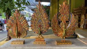 นกยูงต้นกฐิน มี 3 แบบ ขนาดใหญ่ นกยูงแกะสลัก นกยูงกฐิน นกยูงมงคล ของไปพูดเพราะทำจากไม้จามจุรี ปิดทองเปลว แต่งกระจกสี ทำพูดคุยกันเอง!