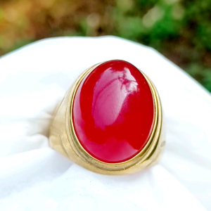 CINCIN BATU RED BARONG SUPER KUALITAS\\n\\n Apa Itu Cincin Batu Red Barong?\\n\\nCincin batu Red Barong adalah aksesori perhiasan eksklusif yang terbuat dari batu Red Barong berkualitas tinggi. Batu Red Barong dikenal karena keindahan warna merah marunnya yang unik dan elegan. Cincin ini tidak hanya menjadi aksesori fashion yang menarik, tetapi juga memiliki manfaat spiritual dan fisik bagi pemakainya.\\n\\n Keunikan Desain Cincin Batu Red Barong\\n\\nDesain cincin batu Red Barong sangat elegan dan mewah, dengan bentuk batu yang rapi dan halus. Cincin ini tersedia dalam berbagai ukuran dan model, sehingga Anda dapat menyesuaikannya dengan selera dan gaya Anda. Selain itu, cincin batu Red Barong juga dapat menjadi hadiah spesial untuk orang yang Anda cintai.\\n\\n Manfaat Menggunakan Cincin Batu Red Barong\\n\\nSelain sebagai aksesori perhiasan yang indah, cincin batu Red Barong juga memiliki manfaat spiritual dan fisik bagi pemakainya. Beberapa manfaat yang dapat Anda rasakan antara lain:\\n\\n- Meningkatkan energi positif dan keberuntungan\\n- Membantu mengurangi stres dan meningkatkan kesejahteraan mental\\n- Meningkatkan vitalitas dan stamina fisik\\n- Membantu meningkatkan hubungan interpersonal\\n\\n Bagaimana Memilih Cincin Batu Red Barong Super Kualitas?\\n\\nUntuk memilih cincin batu Red Barong super kualitas, ada beberapa hal yang perlu Anda pertimbangkan.\\n\\n Bahan Batu Red Barong yang Berkualitas\\n\\nBatu Red Barong berkualitas tinggi biasanya memiliki warna merah marun yang cerah dan kontras, serta tidak memiliki cacat atau goresan di permukaannya. Selain itu, pastikan bahwa batu Red Barong tersebut asli dan bukan imitasi.\\n\\n Desain Cincin Elegan yang Sesuai\\n\\nPilihlah desain cincin batu Red Barong yang sesuai dengan selera dan gaya Anda. Beberapa model cincin batu Red Barong yang populer antara lain:\\n\\n- Cincin batu Red Barong dengan model tiga batu\\n- Cincin batu Red Barong dengan model single stone\\n- Cincin batu Red Barong dengan model empat batu\\n\\n Bagaimana Merawat Cincin Batu Red Barong?\\n\\nAgar cincin batu Red Barong Anda tetap terlihat indah dan berkilau, berikut adalah beberapa tips perawatan yang dapat Anda ikuti:\\n\\n Tips Perawatan Cincin Batu Red Barong\\n\\n- Jangan membersihkan cincin batu Red Barong menggunakan bahan kimia yang keras, karena dapat merusak permukaan batu.\\n- Bersihkan cincin batu Red Barong secara rutin menggunakan air hangat dan sabun lembut.\\n- Jangan memakai cincin batu Red Barong saat melakukan aktivitas yang berbahaya atau berisiko tinggi, seperti berenang atau berolahraga.\\n\\n Cara Menyimpan Aksesori Batu Red Barong dengan Baik\\n\\nUntuk menyimpan cincin batu Red Barong Anda dengan aman, ikuti beberapa langkah berikut:\\n\\n- Simpan cincin batu Red Barong dalam kotak perhiasan yang kering dan aman.\\n- Jangan menyimpan cincin batu Red Barong bersama dengan perhiasan lain yang dapat merusak permukaannya.\\n- Jangan menyimpan cincin batu Red Barong di tempat yang lembab atau berdebu, karena dapat merusak batu dan logamnya.\\n\\nDengan memahami informasi di atas, Anda dapat memilih dan merawat cincin batu Red Barong super kualitas dengan baik. Selamat berbelanja dan semoga artikel ini bermanfaat bagi Anda!\"