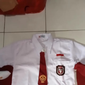 SETELAN SERAGAM SEKOLAH SD MERAH PUTIH LAKI LAKI BAJU PENDEK CELANA PANJANG LENGKAP