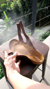 Collonil CARBON Protecting Spray 300ml โคโลนิลคาร์บอนสเปรย์กันน้ําสําหรับทุกวัสดุ (สูตรใหม่) - Collonil.CLMVT