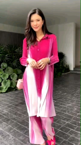 ชุดเซตอัดพลีท ไล่เฉดสีทูโทน 🥰 สวยงาม พร้อมส่ง ให้สาวๆ สวยสับ เฉิดฉาย บนRunways แล้วค่า  ตัวเสื้ออัดพลีท แบบถี่ ทรงคอปก แต่งกระดุมเรียงยาว เปิด/ปิด ได้ทั้งชุด แพทเทิร์นตัวยาว  ปล่อยเฉลียงด้านข้าง กรุยกราย สวยงาม ✨✨  กางเกงอัดพลีทลอนถี่ ทรงขายาว ขาบาน รุ่น