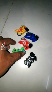 Một mô hình chiếc xe mô tô mini bằng nhựa chạy bánh đà