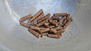 ขี้เลื่อยไม้ ไม้สน ขี้เลื่อยไม้สน ขี้เลื่อยอัดเม็ด ดับกลิ่น รองกรง ขี้เลื่อยอัดแท่ง ขี้เลื่อย รองกรงกระต่าย แมว ชูก้า