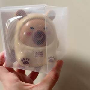 Rautan Pensil Meja Putar 18154 Capybara Lucu