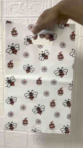 ถุงแฟชั่น ถุงหิ้ว ถุงบูติก ถุงพิมพ์ลายสวยๆ ถุงพิมพ์ลายน่ารักๆ ลายผึ้ง ขนาด 5 x 8 นิ้ว 7x10นิ้ว 12x18นิ้ว แพ็ค 200 กรัม