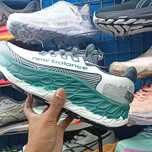 [Bisa COD] FOR MEN NB FRESH FOAM X MORE TRAIL v3 SUPER PREMIUM TRAIL RUNNING SHOES + KAOS KAKI