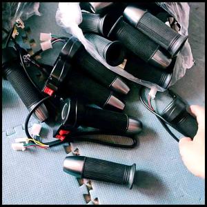 HANDLE GAS SEPEDA LISTRIK UNIVERSAL 12V-72V THROTTLE GAS 3 SPEED / MUNDUR KABEL GAS GARIS CHROME OTOR LISTRIK SCOOTER SKUTER ELEKTRIK HANDEL GAS UWINFLY EXOTIC GODA GENIO SELIS PENGATURAN KECEPATAN 123 SPAREPART SPARE PART ONDERDIL SUKU CADANG BERKUALITAS