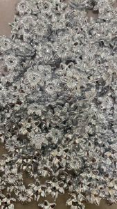 ดอกพิกุล กระดุม สีเงิน กระดุมดอกไม้ ขนาด 1.4 ซม. วัสดุ ตกแต่งเสื้อ ผ้า