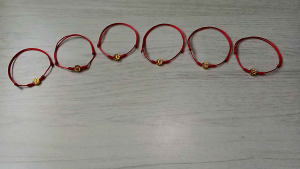 Gelang Tali Satin Warna Merah dengan Manik Warna Emas Motif Huruf model 1