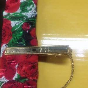 กิฟเน็คไท้ร์เนื้อซิ้งค์ยาว6ซมกว้าง0.7ซม