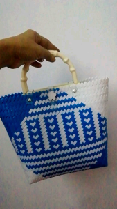 กระเป๋าแฮนด์เมค กระเป๋าสานพลาสติก ขนาด 21×10สูง 24เซนติเมตร ปากกว้าง 26เซนติเมตร สานจากเส้นพลาสติกตราลูกโจ้ ทนทาน ทำความสะอาดง่าย