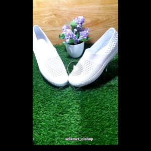 Sepatu Karet Putih Slip On Wanita Medis Perawat ATT AGL 503