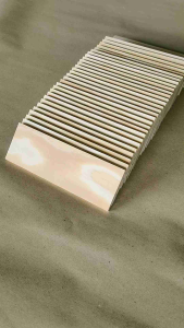 ไม้สน🇧🇷นำเข้าหนา0.5เซน กว้าง6เซน ยาว 10-50เซน (จำนวน10ท่อน)