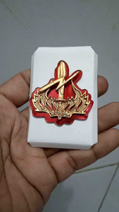 Pin Bros Karakter Raider Dasar Akrilik Warna Merah Emas