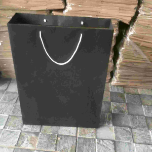 Grosir/ecer Paper Bag Hitam Polos Satuan Ukuran L 25×35 cm
