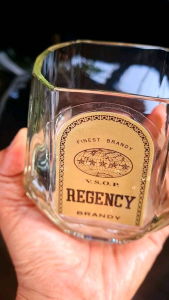 แก้วรีเจนซี่ Regency ตัดจากขวดรีเจนซี่ แก้วทรงเหลี่ยม แก้วน้ำ แก้วบรั่งดี แก้วเหล้า แก้ววิสกี้ งานDIY ติดสติ๊กเกอร์กันน้ำลบคมขัดเงาให้เรียบร้อย