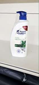Head & Shoulders Cool Menthol Anti Dandruff Shampoo 650 ml. White bottle with blue pump green leaf and mint graphics clinically proven anti-dandruff.