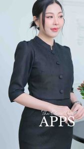 ชุดไทยจิตรลดา ชุดเดรสผ้าไทยสีดำ ผ้าฝ้ายทอลาย ออกแบบทรงครอป แขนสามส่วน งานอัดกาวทั้งชุด กระโปรงทรงสอบ มีกระเป๋าข้าง