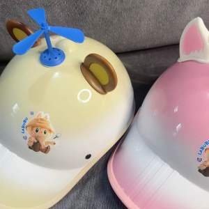 Nón bảo hiểm kết nữ in hình labubu kèm phụ kiện tai+chong chóng (hàng Loại 1)