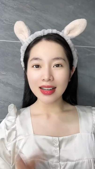 Sữa chống nắng Sunplay Skin Aqua dưỡng da sáng mịn loại 55g chống nắng phù hợp cho da dầu, da hỗn hợp giúp bạn tỏa sáng.