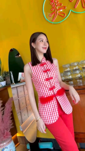 เสื้อเชิ้ตเมื่อราคาถูกต้อง ฟรุ้งๆฟริ้งๆ สำหรับสาวหมวยอินเตอร์ ซึ่งชอบชุดแนวตรุษจีน เสื้อเครื่องลายสก แต่งกุ๊นความสวย การเพิ่มความคิ้วท์ด้วยขนนกฟรุ้งฟริ้ง เป็นทั้งที่ สื้อและปลายขากางเกง เนื้อผ้าสวมใส่สบาย เพื่อให้ลูกค้าหมวยโมเดิ