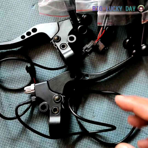 HANDLE REM SEPEDA LISTRIK UNIVERSAL TUAS REM WARNA HITAM MOTIF 3 LUBANG HAND BRAKE HANDEL REM KANAN KIRI UNTUK MOTOR LISTRIK SCOOTER SKUTER LISTRIK BAHAN BERKUALITAS SPAREPART SPARE PART ONDERDIL SUKU CADANG E-BIKE