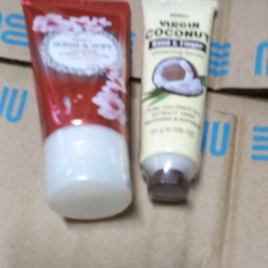 **เซนต์แอนด์ ซอฟท์ มิสทิน ครีมทามือ บลอสซั่ม มอยเจอร์ ไวทอล พลัส แฮนด์ และ 50 กรัม