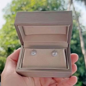 ต่างหูเพชรโมอีส0.50-1กะรัต ฝังเพชรล้อมทรงกลม ตัวเรือนเงิน92.5%(D3010)