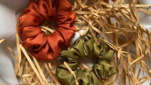 (Isi 50pcs) Souvenir Scrunchie Bahan Satin Uk.Small Ikat Rambut Korea Wanita