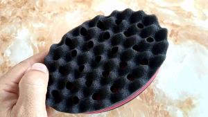 Mút xốp đánh phồng tạo kiểu tóc xoăn Châu Phi.