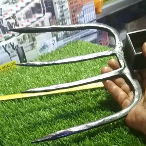 Cangkul garpu gacok jerami garuk sampah bahan besi tempa Cangkul Gacok Rumput Jumbo Alat Pertanian Garuk Cangkul Cangkul Garpu Dengan 2 Gigi - Lazada