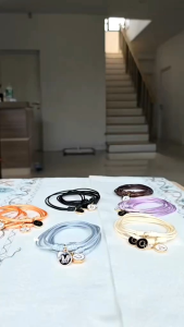 สร้อยข้อมือเชือกคอตตอนเทาเข้ม พร้อมจี้ตัวอักษรภาษาอังกฤษ