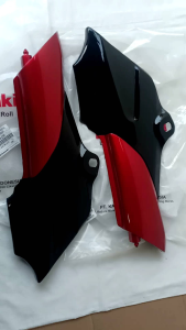 COVER ACCU NINJA 150R SS PUTIH COVER TUTUP ACCU KANAN KIRI NINJA 150R COVER BODY KANAN KIRI NINJA 150 R - MERAH