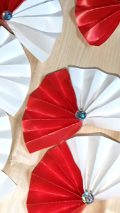 Bros Merah Putih Berbentuk Kipas: Aksesoris Pernikahan Elegan