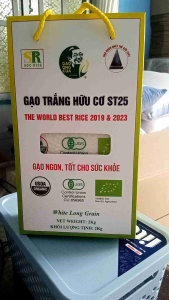 Gạo trắng hữu cơ ST25 chính hiệu. Hộp 2 kg hút chân không. Lúa ST25 được trồng trên đất canh tác hữu cơ. Không phân bón không thuốc trừ sâu