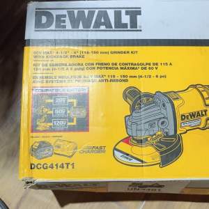Dewalt FLEXVOLT Power Tool Set 60-Volt MAX Cordless Brushless 4-1/2 in. Angle Grinder with Kickback Brake & (1) FLEXVOLT 6.0Ah Battery