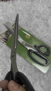 กรรไกรตัดผ้า กรรไกรสแตนเลสขนาด10นิ้ว ราคา 119บาท น้ำหนักเบา ด้ามจับพลาสติกสีดำ