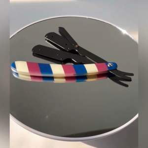 ด้ามมีดโกน ลายบาร์เบอร์ สีขาวดำน้ำเงิน น้ำหนักเบา