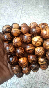 Gelang Kayu Gaharu Zebra: Keindahan & Nilai Bertahan