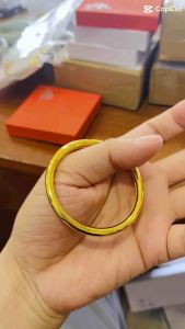 Vòng tay trơn tròn xi mạ vàng Titan sang trọng quý phái dành cho nữ.