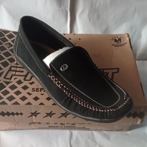Sepatu pantofel santai slipon pria sepatu kulit sintetis