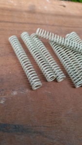 Spring Misumi Krem OD 10mm Panjang 70mm Original Japan Warna Cream